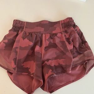 red camo lululemon hotty hot shorts